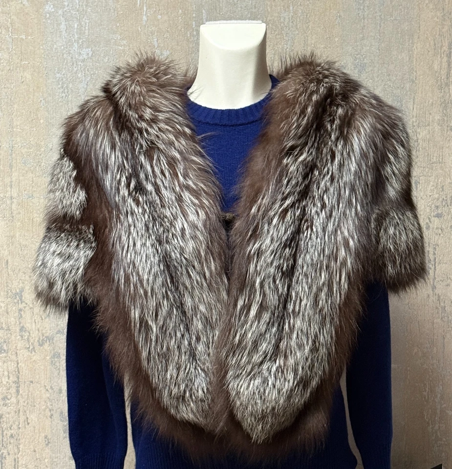 Chaqueta de Colección Plateada Marrón Piel de Zorro Capa Estola Encogerse de hombros - Mangas Cortas, Forrada Foto 2 de 4