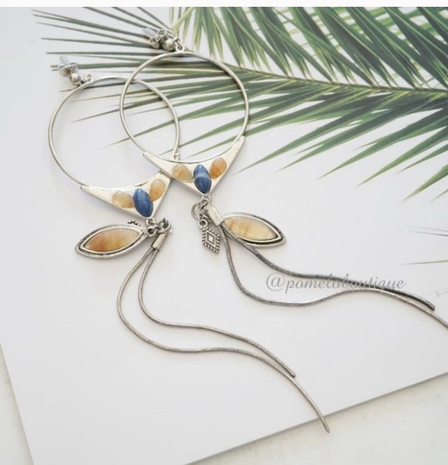 Pendientes de aro de piedra Free People Jaxon ¡AGOTADOS!!  Piedras en tono ámbar y azul Foto 3 de 4