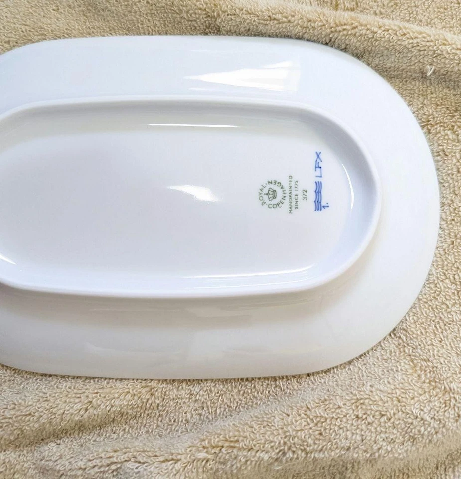 Prato oval Royal Copenhagen Hosta 9,4 polegadas flor de porcelana pintada à mão - Imagem 3 de 4