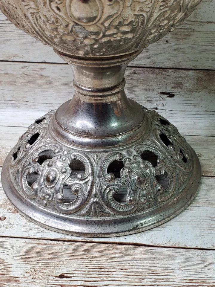  Antique Embossed B&H Bradley & Hubbard Table Kerosene Oil Lamp - Image 4 of 4