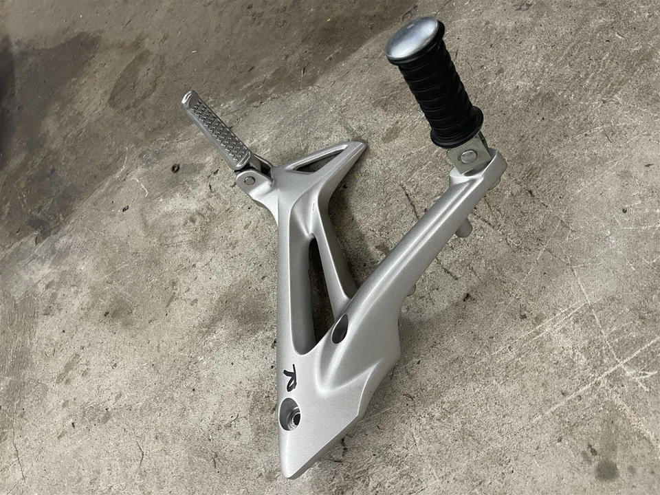 Reposapiés trasero derecho pasajero Honda Interceptor VFR800 VFR 800 02-07 08 09 OEM Foto 2 de 3