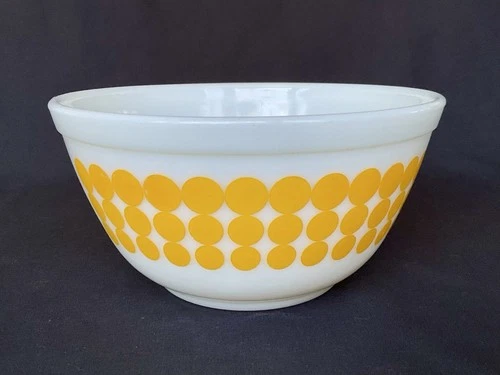 Vintage PYREX 402 Yellow Dot Glass Mixing Bowl 1.5 Qt Ovenware Made In USA