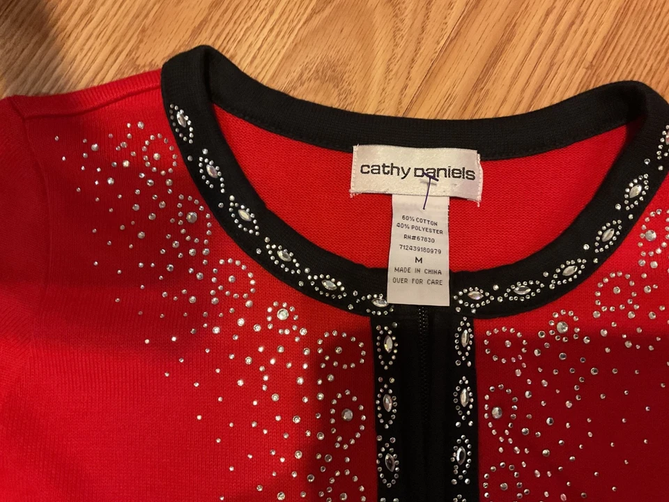 Cárdigan Cathy Danials Rojo y Negro Adornado Cremallera Completa M. (40"C.24"L.) Foto 2 de 4