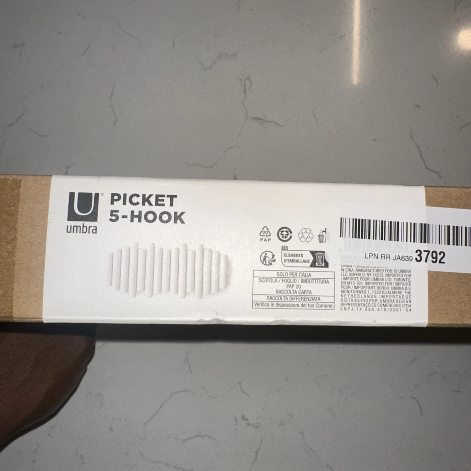 Umbra Picket 5 Ganchos, Riel Montado en la Pared, Dobles como Arte, Taco de Madera de Pino Biselado Foto 4 de 4