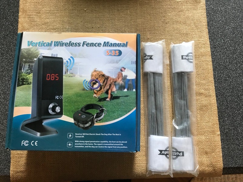 S-35 Vertical wireless pet fence NIB Plus 2 packs of 50 Pet Safe boundry flags