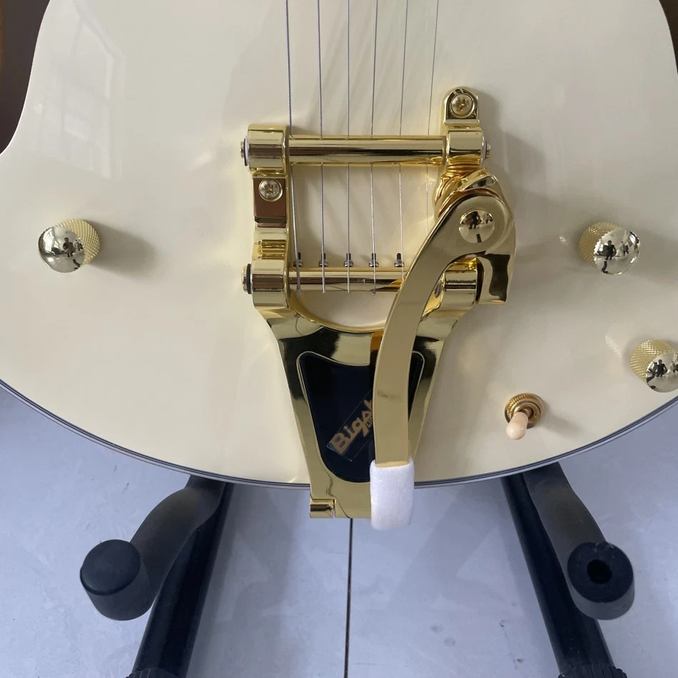 Guitarra de jazz de cuerpo semihueco color crema con diapasón de palisandro herrajes dorados Foto 4 de 4