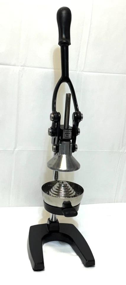 Exprimidor de prensa de jugos Focus Foodservice de grado comercial de alta resistencia - 97336, negro Foto 3 de 4