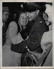 1952 Press Photo Freed Airman Capt John Swift reunited with his wife - nem49844