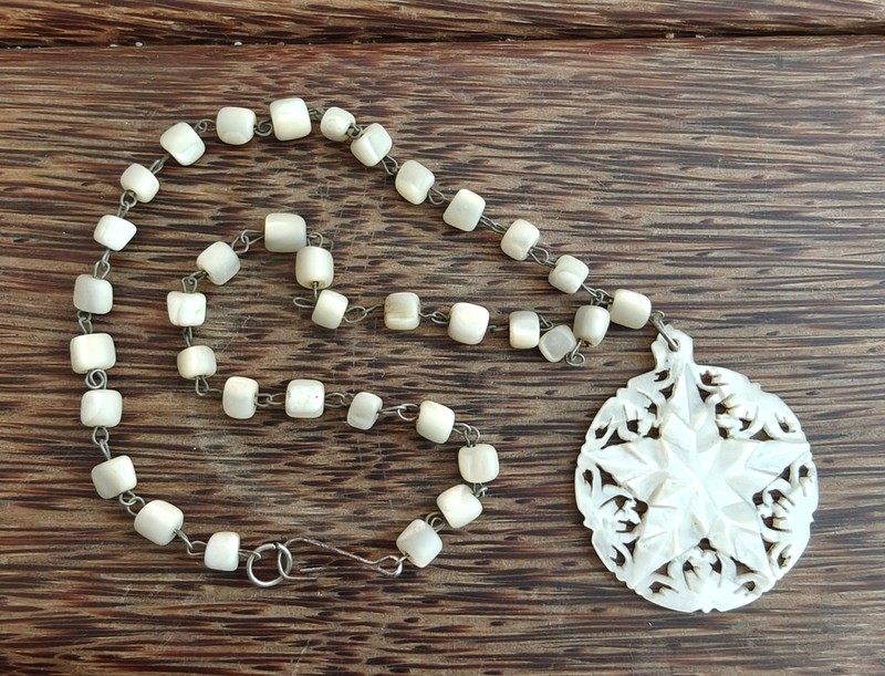 Vintage Mother Of Pearl Necklace: Matching Beads/Pendant