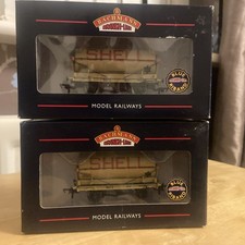 Bachmann '00' Gauge 37-679 "Shell" 2 x 14T. Tank Wagons 'BP' Boxed 