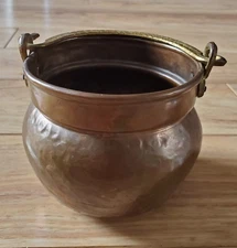 Small Vtg Hammered Copper Pot Cauldron w/Brass Handle Witch Halloween