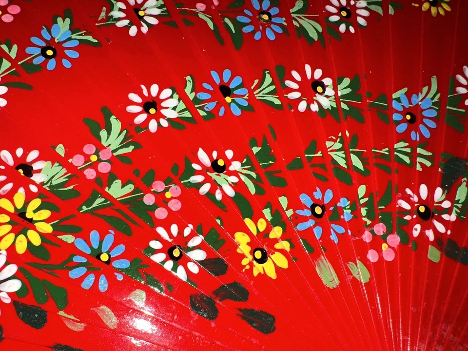 Vintage Red Fan with Hand-Painted Flowers – Beautiful Toledo Design, Well-Made, — 第 2/4 张图片