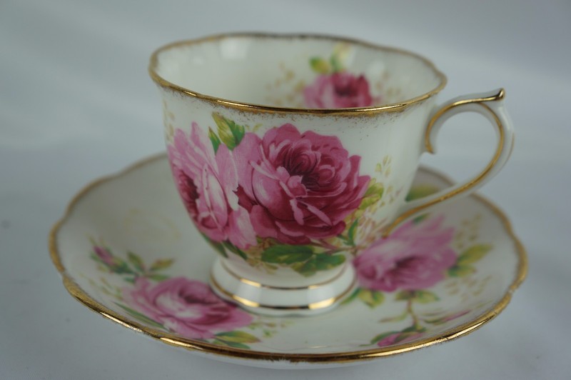 Great Porcelain Royal Albert / American Beauty cup and saucer [Y7-W6-A8]