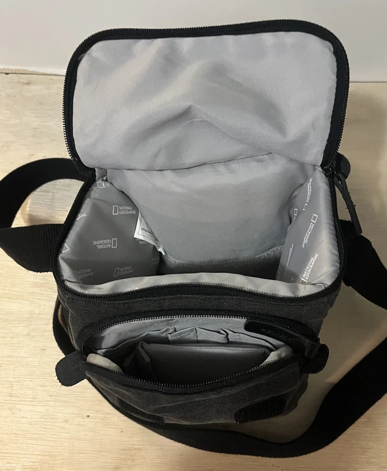 Bolsa para cámara National Geographic gris medio con bolsillos externos NG W2025 Foto 3 de 3