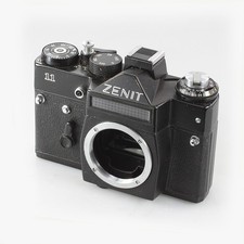 Vecchia rara fotocamera reflex pellicola analogica vintage sovietica russa CCCP USSR ZENIT 11 corpo macchina