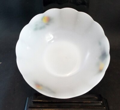 Vintage Arcopal France weiß durchscheinend Milchglas Obstschale mit gelapptem Rand