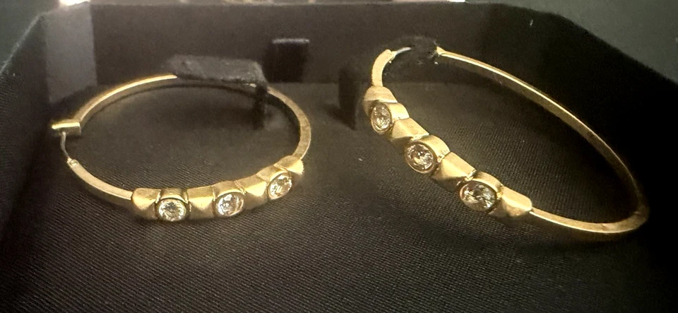 JUICY COUTURE 1.5" Diámetro Pirámide Dorada y Aros con Bisagras de Cristal Con Estuche NUEVO Foto 2 de 4