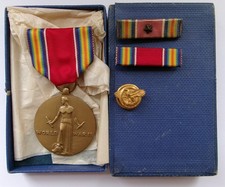 US WW2 Victory Medal in box of issue + ruptured duck badge + ribbon bars