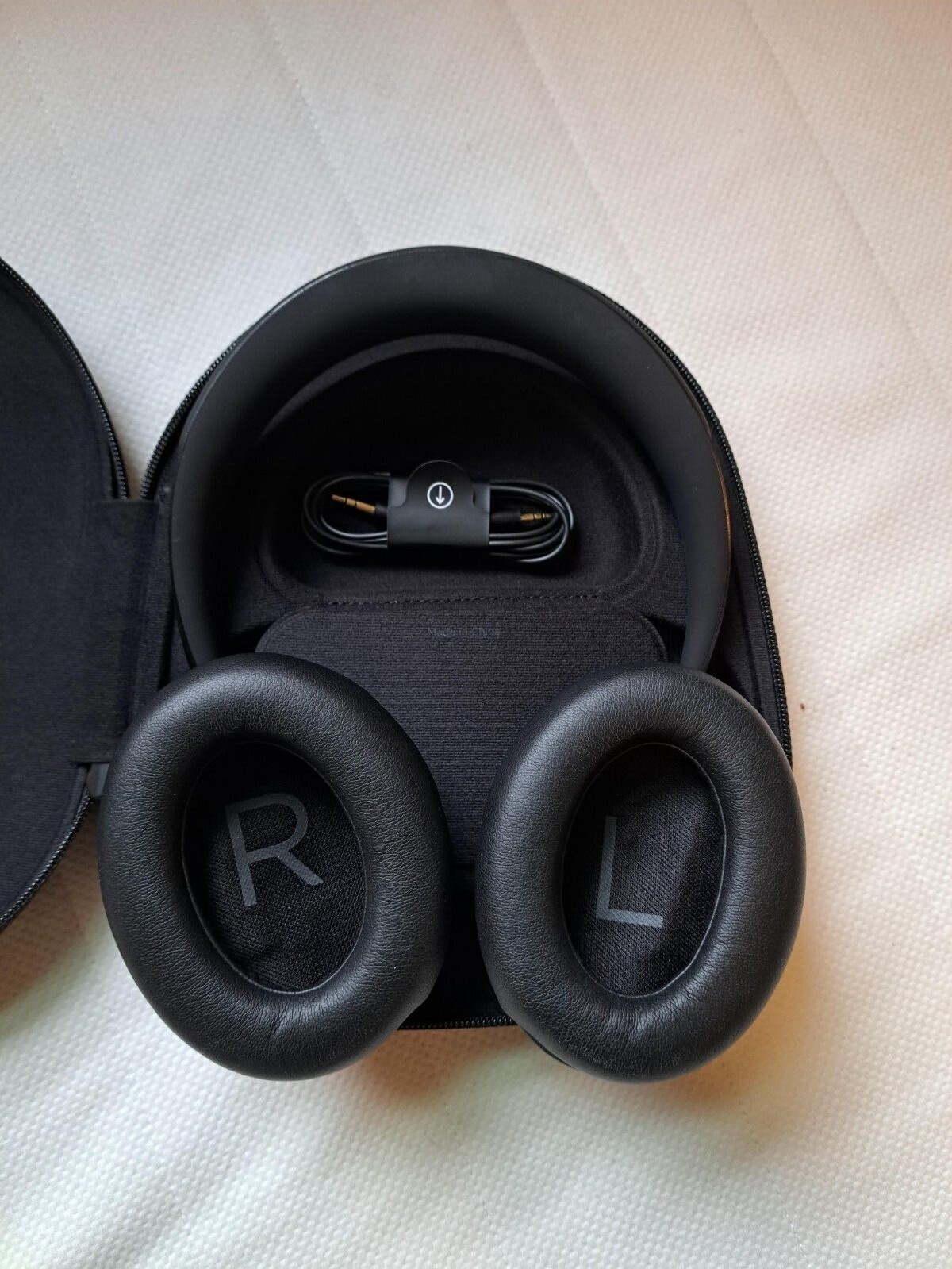 Bose 700 Noise Cancelling Headphones - Black - used a couple times-image