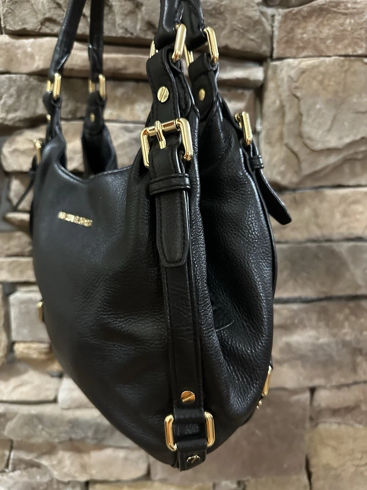 Bolso de hombro Michael Kors Bedford de cuero negro con cinturón Foto 2 de 4