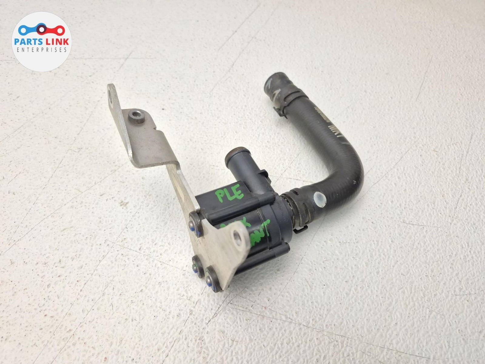 2016-20 BENTLEY BENTAYGA AUX COOLANT PUMP WATER LINE HOSE MOUNT ASSY 6.0L W12