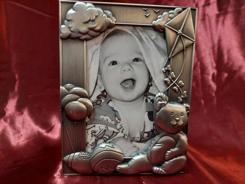 ÁLBUM DE FOTOS BEBÉ PELTRE TIENE CAPACIDAD PARA 80 4"X6" FOTOS INCLUYE ETIQUETAS - ESPEJO RETROVISOR Foto 2 de 4