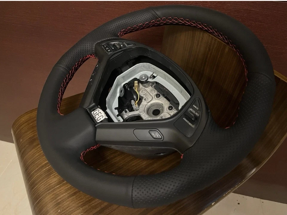 08-13 Infiniti G37 COUPE Volante Cuero Costuras Rojo Foto 2 de 4