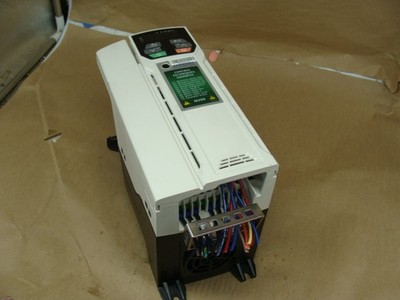 EMERSON CONTROL TECHNIQUES UNIDRIVE M200-044 00170 A 10HP (BROKEN MOUNTING TAB)