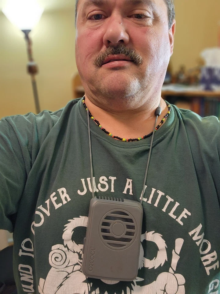 Collar ventilador personal O2 COOL Deluxe alimentado por batería colores surtidos Foto 3 de 3