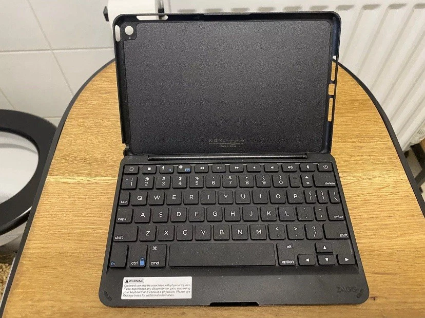 Apple iPad Mini 4 128GB Wi-Fi 7.9in Space Grey with Bluetooth Keyboard & Extras - Image 4 of 4