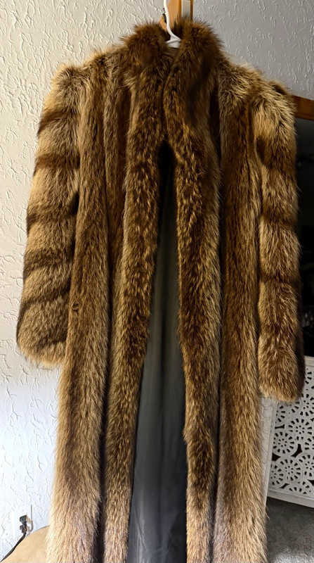 Women’s Brown Long raccoon Fur Overcoat Collared Hook & Eye Long Sleeve Size L