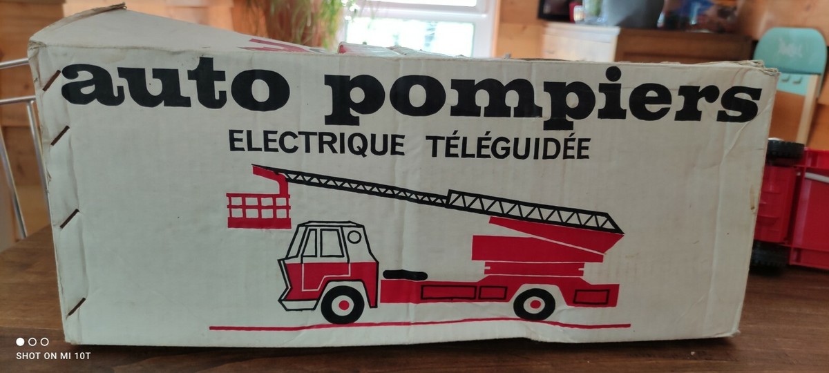 Ancien Jouet Camion De Pompiers Téléguidé Des Années 80 - Marque Damart, Plastique Rouge - Neuf