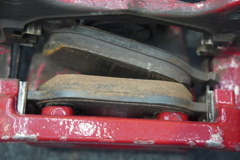 Pinza de freno trasera derecha del lado del pasajero roja 68240489AA OEM Alfa Romeo 4C 2017 Foto 4 de 4