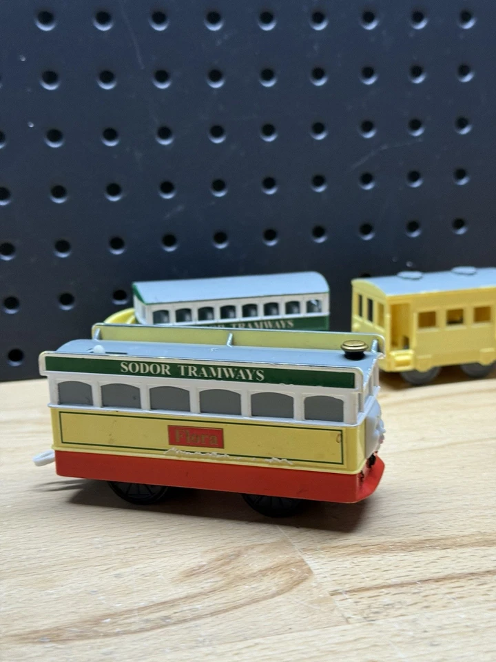 Thomas & Friends TrackMaster Flora 套装 Sodor 电车 电动火车引擎 — 第 3/3 张图片