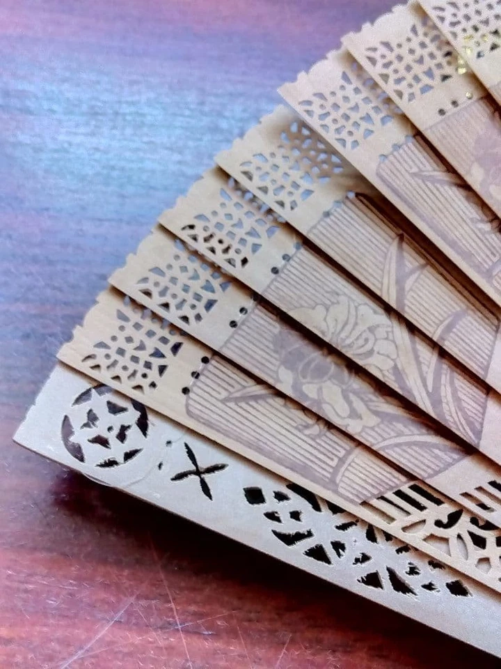 Ventilador plegable Sensu madera de sal madera fragante talla calada Foto 4 de 4