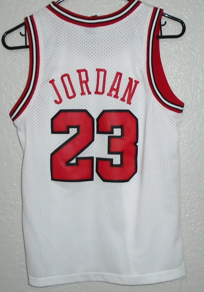 Camiseta deportiva vintage Nike Chicago Bulls Michael Jordan juvenil mediana blanca NBA #23 y2k Foto 2 de 2