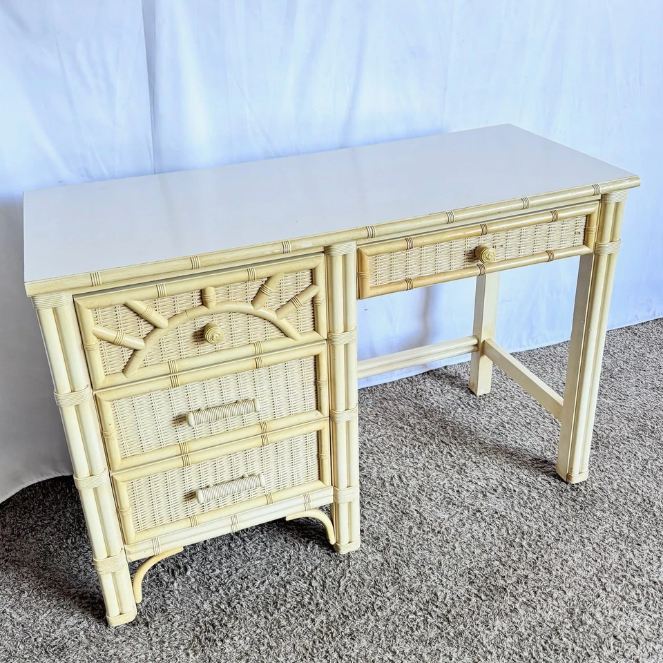 Escritorio vintage de mimbre de bambú sintético costero de Henry Link Foto 3 de 4