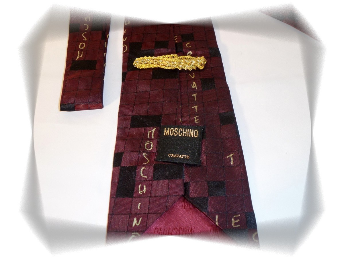 Cravate Moschino Bordeaux Doré - Motifs Mots Croisés - 100% Soie - Occasion élégante