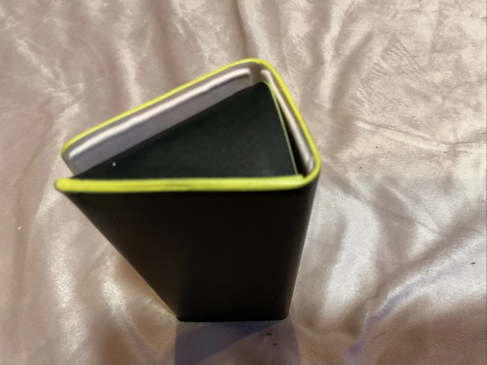 Estuche triangular para gafas Fendi, negro, amarillo y rosa Foto 3 de 4