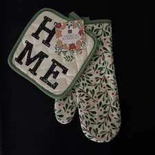 Two Piece Oven Mitt Potholder Set Christmas HOME Homewear Brand NEW WITH TAGS