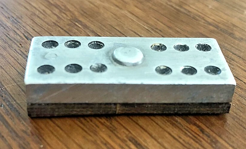 Ancien Jeu de dominos en métal - COMPLET - 28 pièces Dim 1 domino: 3,5 x 1,5 cm. - Photo 4/4