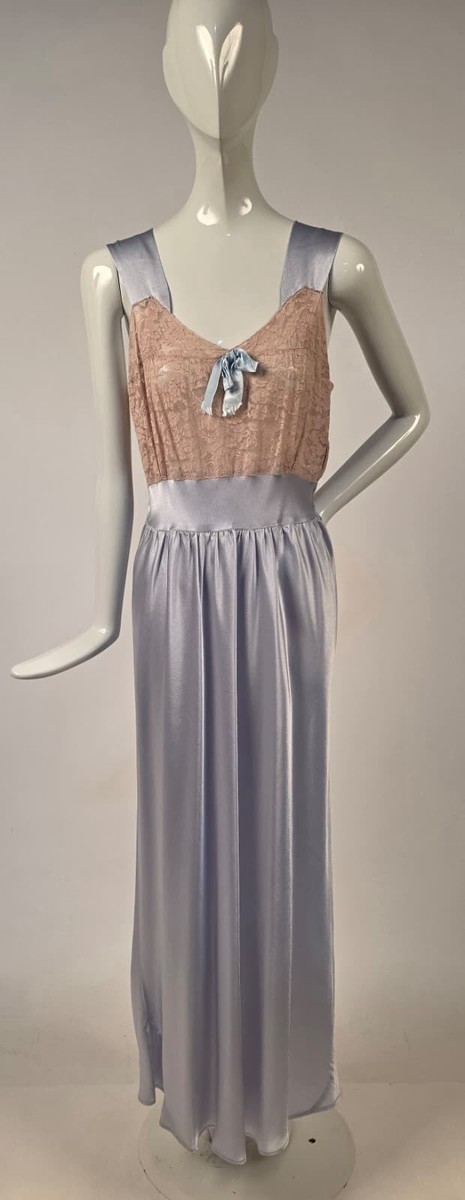 1940s light blue dress BEAUTIFUL 1940’S SATIN SLIP W ECRU FLORAL LACE TOP + BOW FRONT Zipper Up Black Maxi Dress - Talla:Large The 1940s mood adds