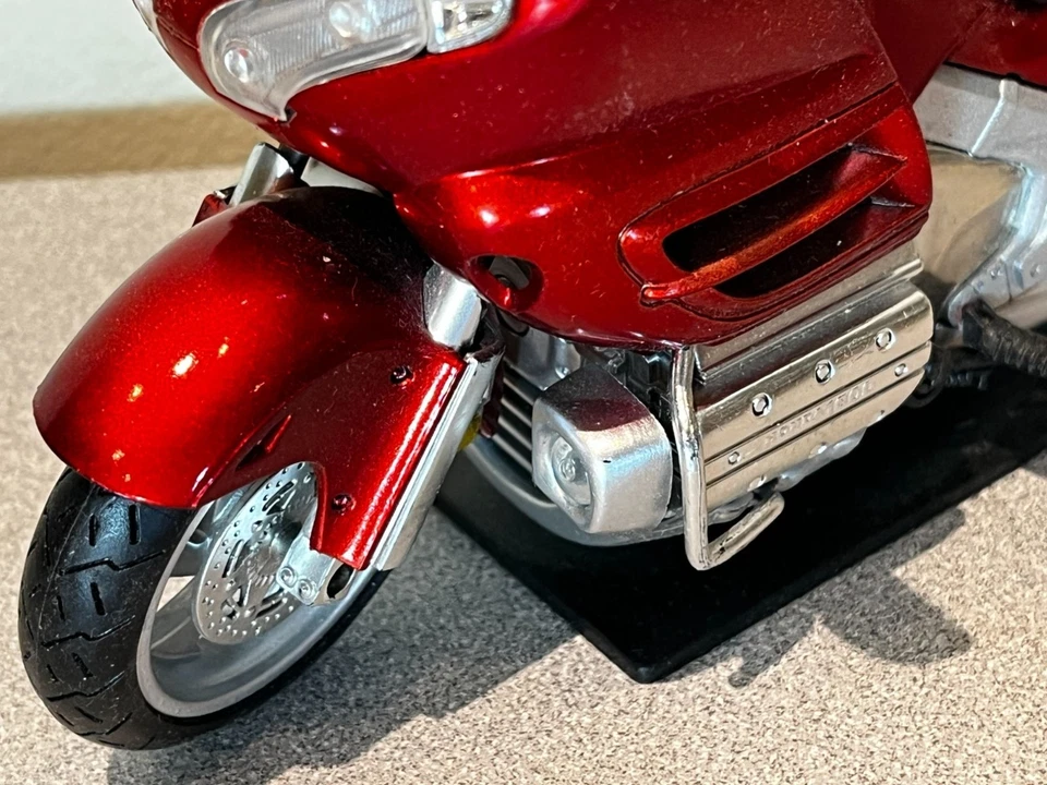 2010 Honda Gold Wing Burgundy 1/12 Diecast Motorcycle Model by New Ray - Image 3 of 4