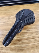 Grande sella da strada Fizik Antares 00 Versus Evo adattiva in carbonio 6 oz