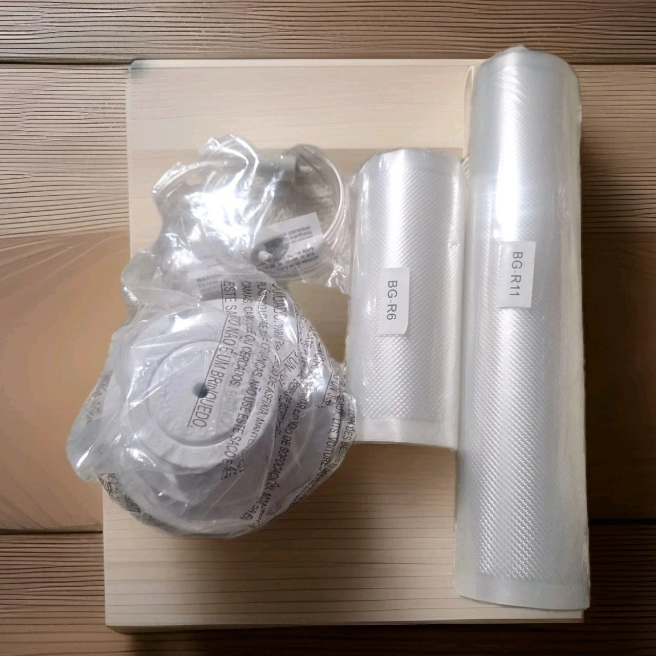 4 Pc. Foodsaver Hose, 2- Bag Rolls Size BG-R6 & BG-11 & Wide Mouth Sealer
Opens in a new window or t