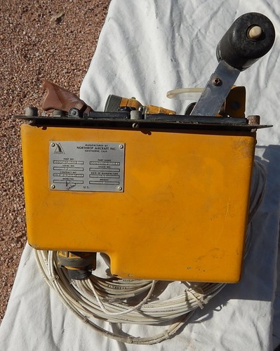 Conjunto de control de carrete de remolque Northrop Aircraft con lanzamiento de objetivo e interruptor de desecho - Imagen 10 de 11