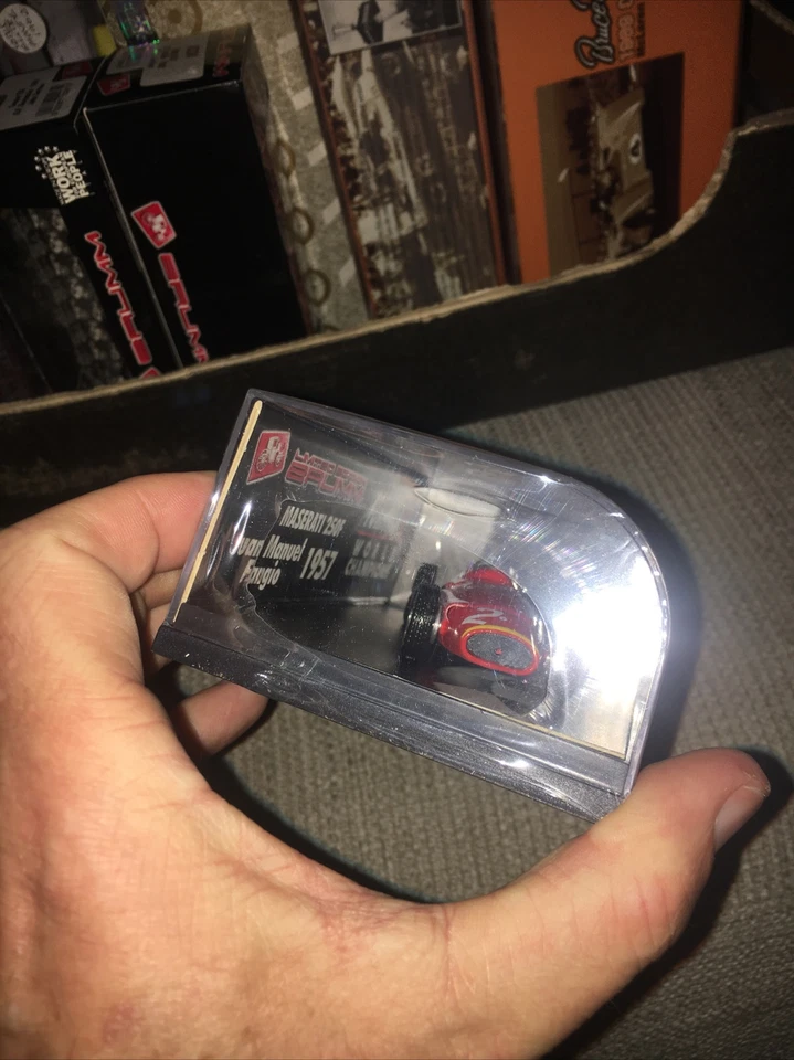 BRUMM /F1- 1957 MASERATI 250F - J-M FANGIO - Modelo de carro escala 1/43 - S050 - Imagem 3 de 4