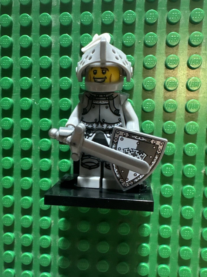 LEGO Heroic Knight Minifigure - Series 9 Collectible - 71000 CMF ***NEW*** - Image 3 of 3