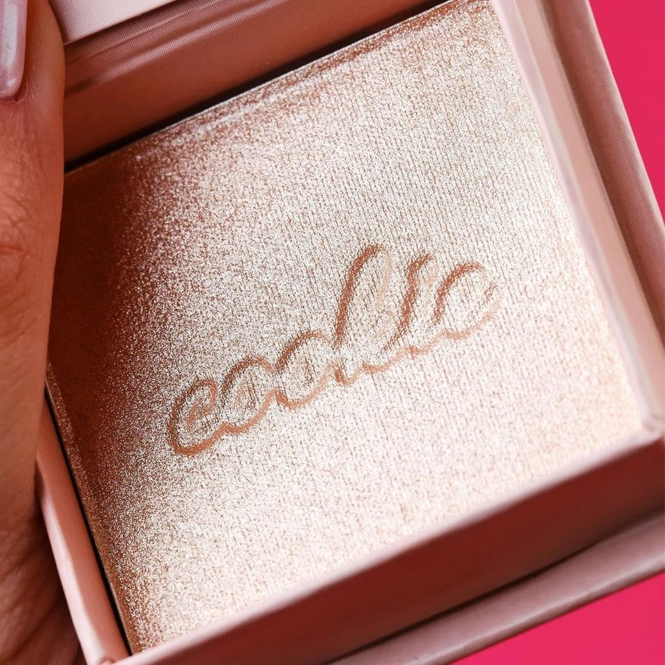 Iluminador en polvo de perlas doradas para galletas Benefit Cosmetics 2595642 Foto 3 de 4