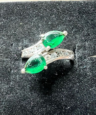 Damen Ring 925 Sterling Silber, pro Seite 5 weiße Zirkonia, 2 smaragdgr. Steine